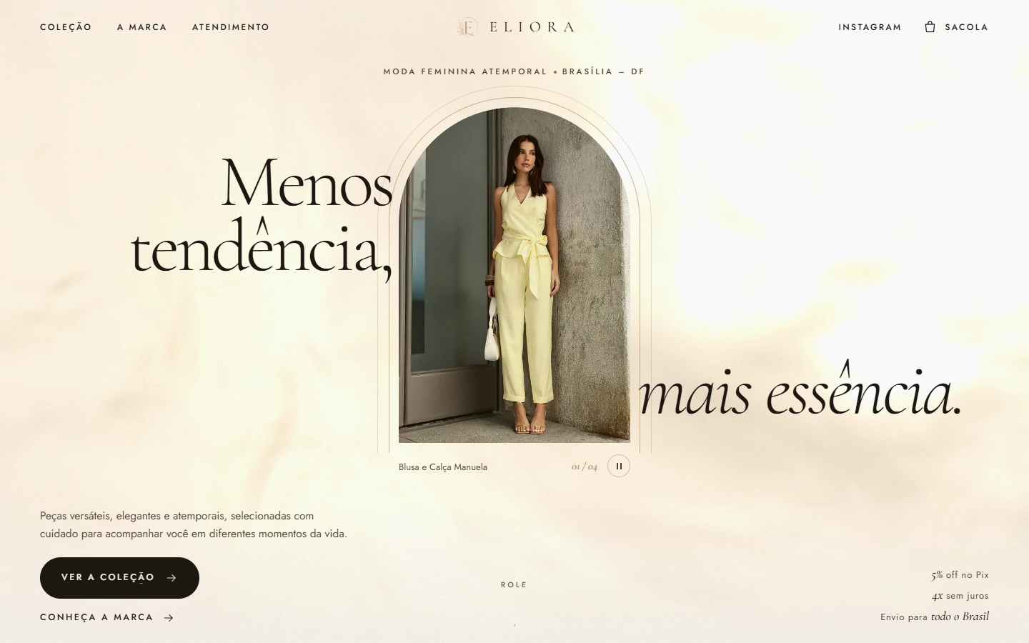 Site da Eliora Moda Feminina: primeira dobra com um título em serifa em torno da foto em arco de uma modelo, sobre a seda marfim iluminada.